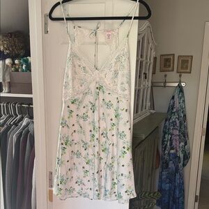 Victoria’s Secret Floral Lace Trim Slip